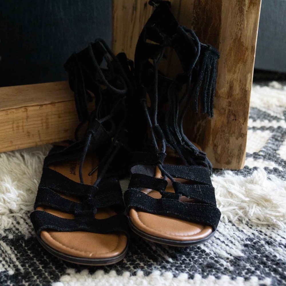 Minnetonka Gladiator Flats